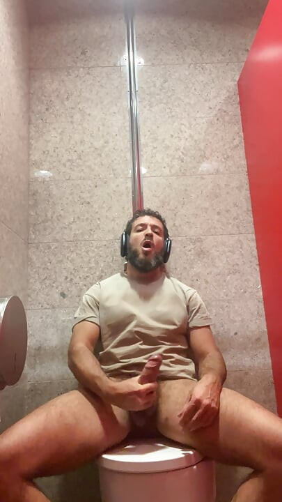 Jerking off in the Airport