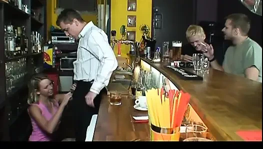 Bukkake für junges mädchen im pub gefickt und von großen amateur-schwänzen abspritzen ins gesicht