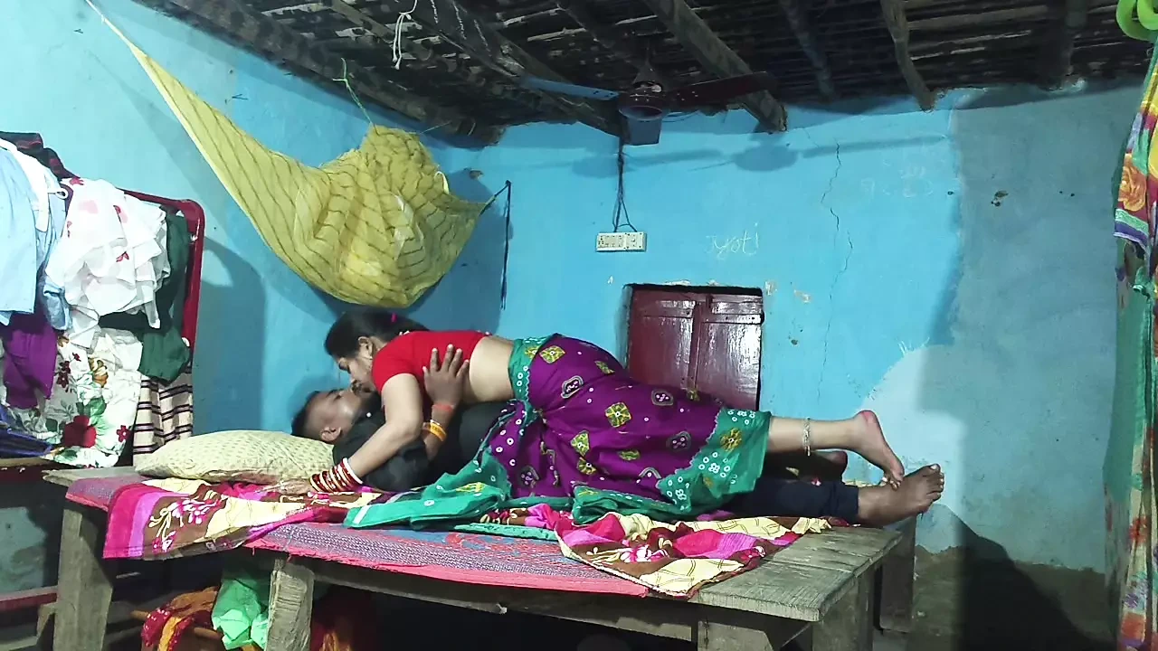 性感的孟加拉家庭主妇妻子在家里激情做爱，红色衬衫脱下胸部吮吸