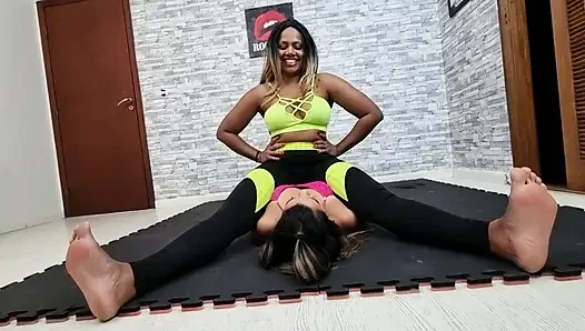 Domina Veronica ve köle babi'nin karnına oturuyor