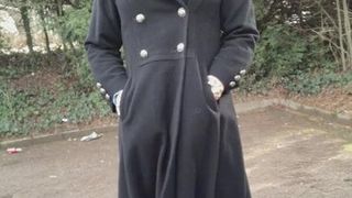 Lange zwarte jas, masturbatieteaser