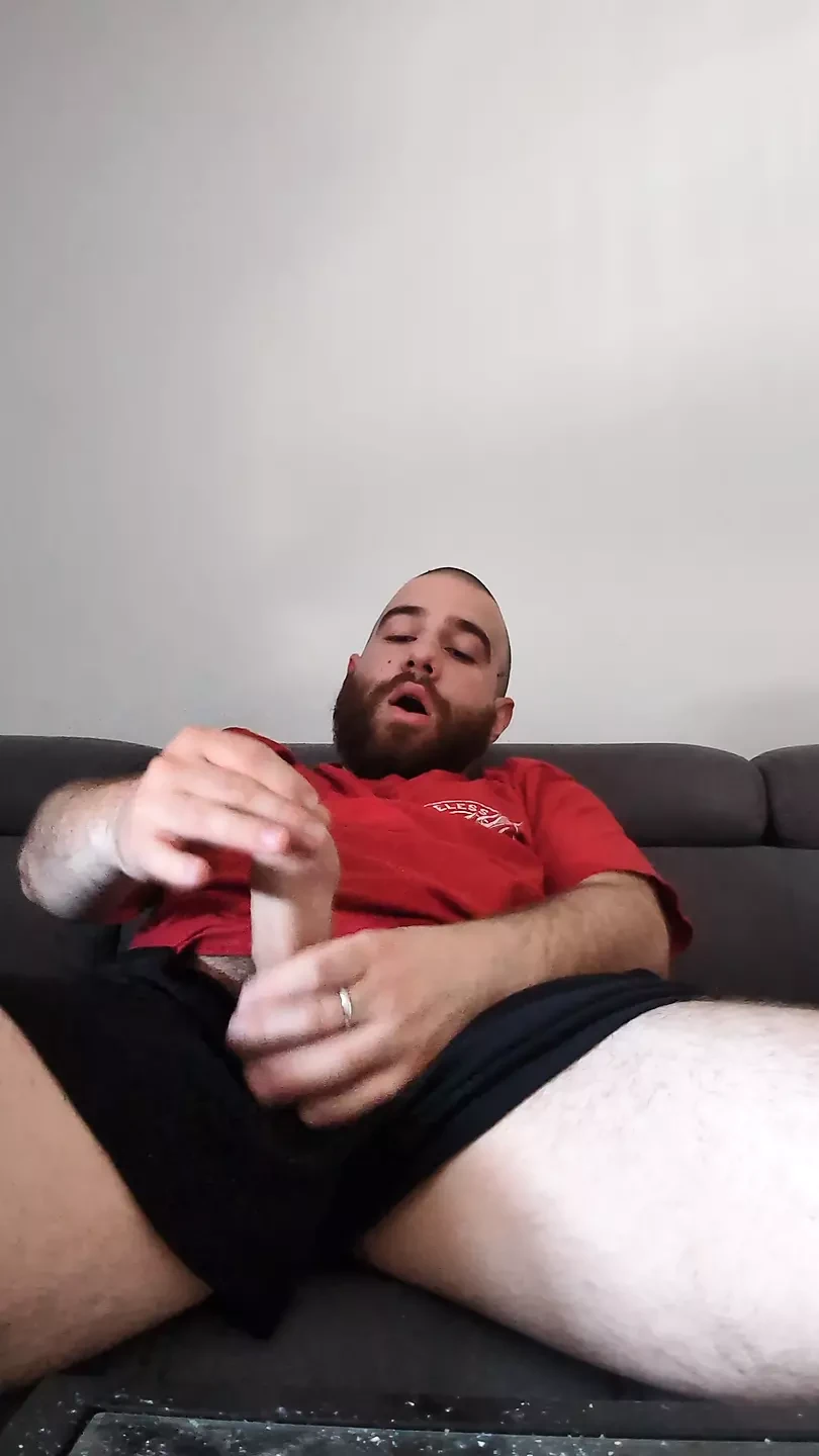 Frotando mi gruesa cabeza de polla hasta que reventar mi camisa