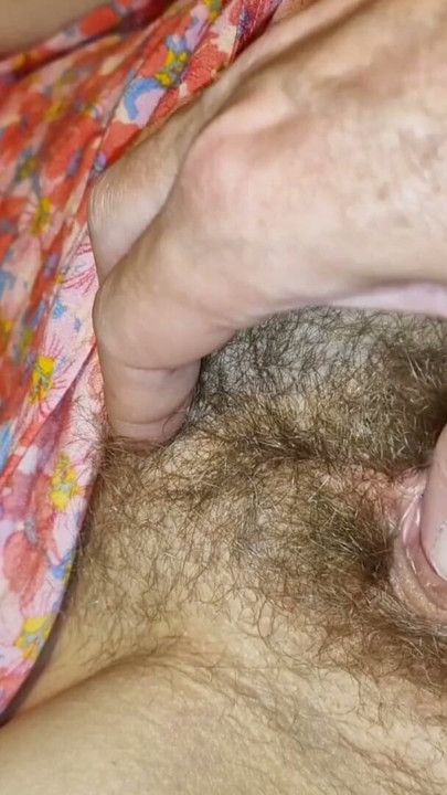A vagina madura e húmida da minha mulher | Clip 1