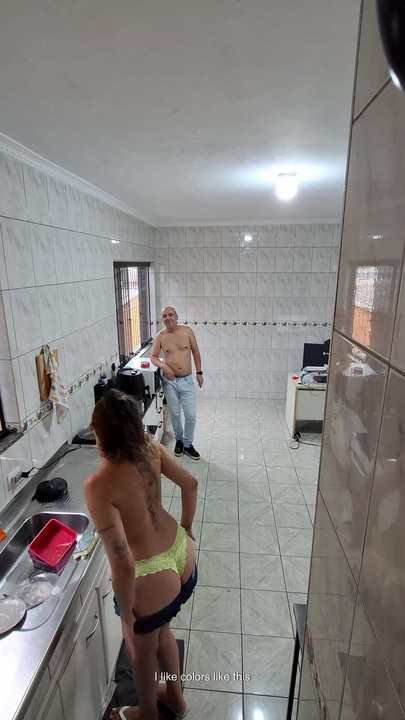 メイドは服を脱ぎ、顔を合わせて受ける。 | クリップ 1