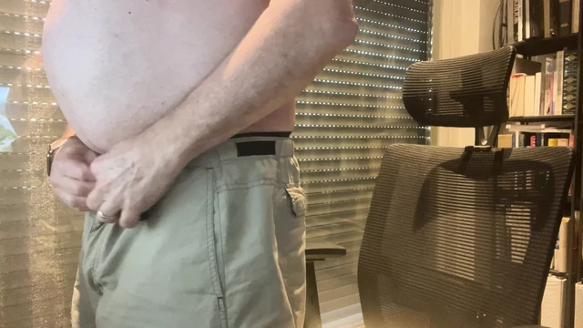 Chatting and Wanking With a Few Days Load