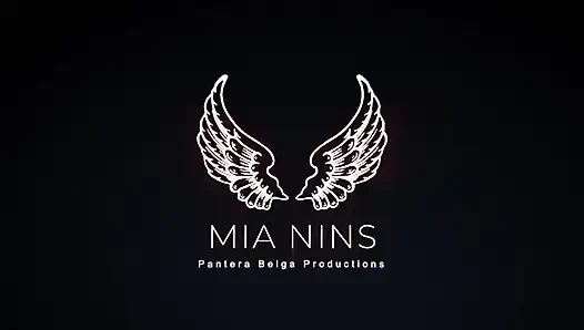 Трио старый мужик трахает двух девушек