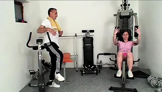 Cewek-cewek hot ini lagi pria tua dengan penuh gairah di gym