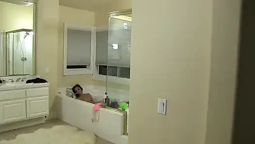 Laute stöhnende stiefschwestern experimentieren miteinander