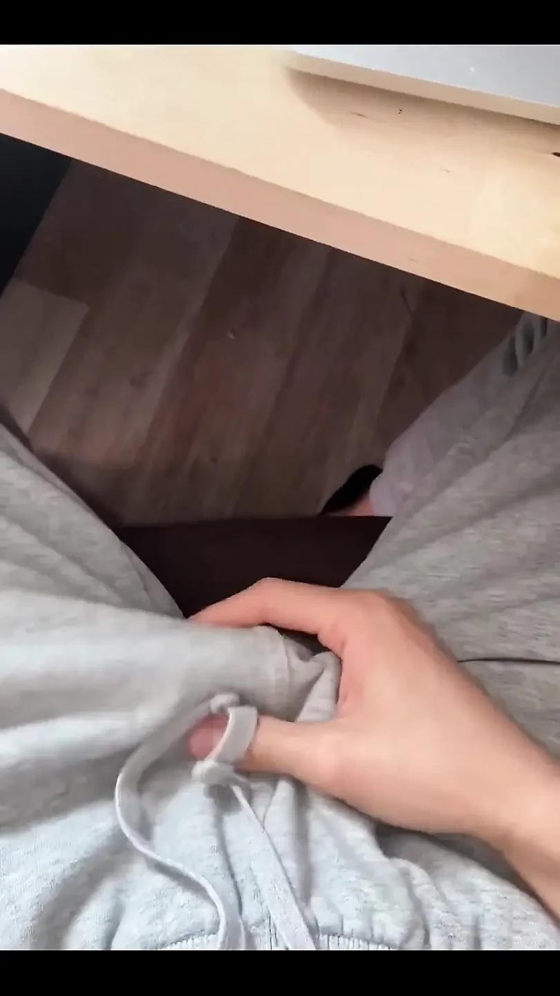 Femboy francés se pone cachondo al trabajo y se masturba debajo de su escritorio