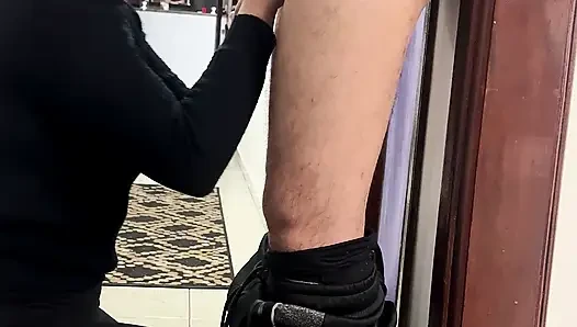 Kollegen hängen ab und haben sex auf dem Firmenflur.