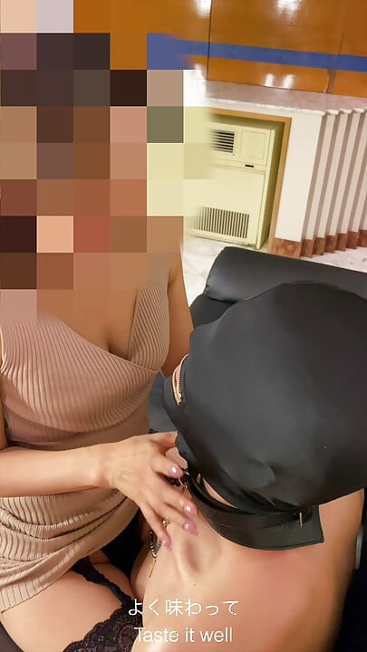 Uma senhora japonesa imobiliza um homem, dá-lhe comida mastigada e faz-lhe beber a sua urina.