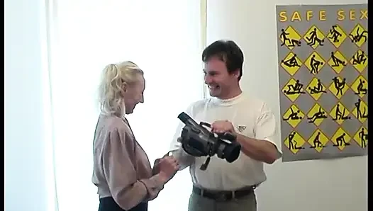 Vollbusige blonde reife wird auf dem bett gebohrt