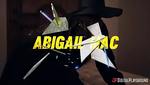 Yaramaz Abigail Mac şaplak yiyor ve kaslı bir polis tarafından gırtlağına kadar sikiliyor