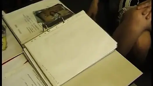 Очень сексуальная брюнетка сосет член и ее трахают раком в видео от первого лица