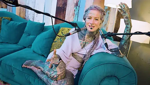 Ich spreche über B - Bordem - ASMR podcast SFW spricht goth dünnes mädchen dreadlocks tattoo model inked mädchen