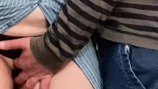 Jari lengket orang asing di balik gaun