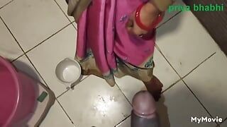 Cachonda india ama de casa Priya utilizada por dewar en el baño