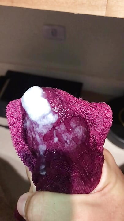 젖은 팬티 냄새가 너무 좋은 집에 도착한 와이프, 샤워하는 동안 나는 그 팬티를 크림으로 싸야해