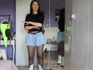 Seksi İtalyan vlogger siyah külotlu çorap çalışır