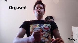 Tobias Reetz, el chico alemán, tiene un orgasmo - cara divertida