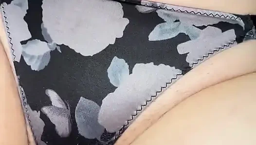 Сегодня утром я упала к дому моей волосатой милфы-соседки и пришла повсюду на ее трусики