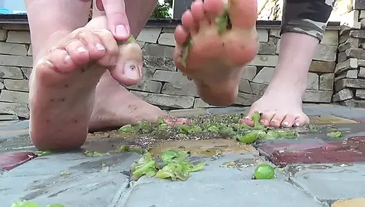 Ayaklarımızın her yiyeceğini ve kirlerini yiyeceksin ve belki boşalmana izin veririz kaltak!