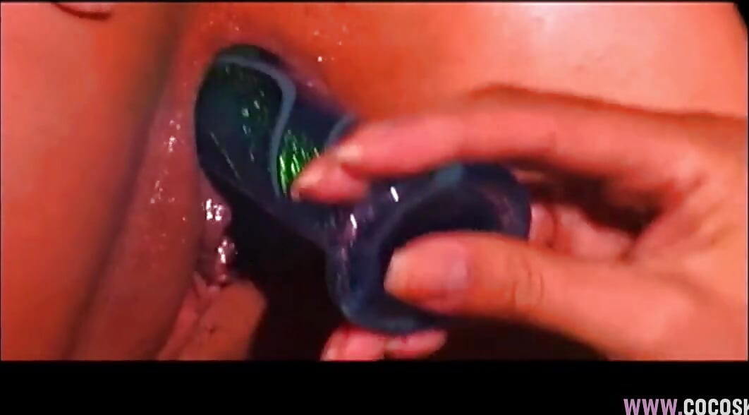 Ruiva e morena lésbicas usam vibrador de vidro por piscina
