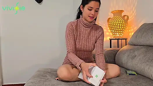 Мастурбатор Vivifie, он застукал меня за мастурбацией с моей игрушкой для пениса, чтобы он трахал меня, пока он не примет