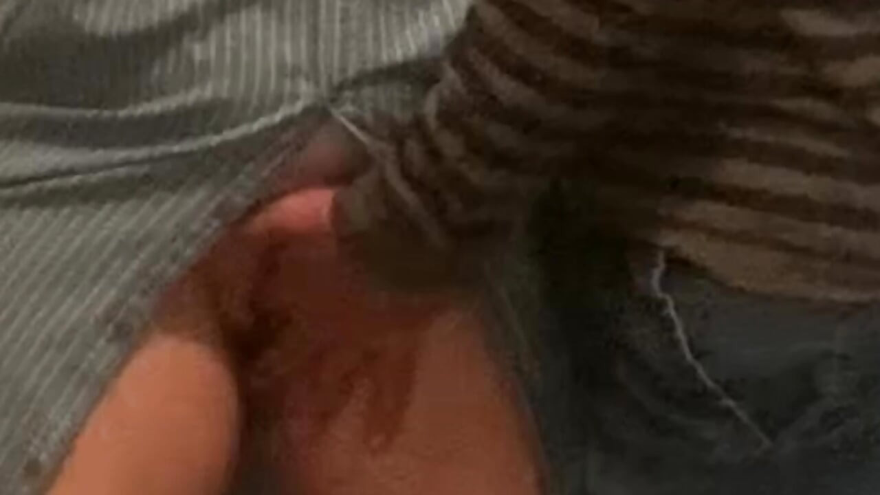 Aleatório velho estranho dedilhando menina puta em público