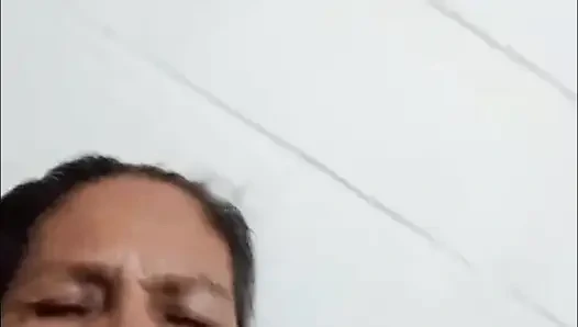 Vajinama dokunuyorum