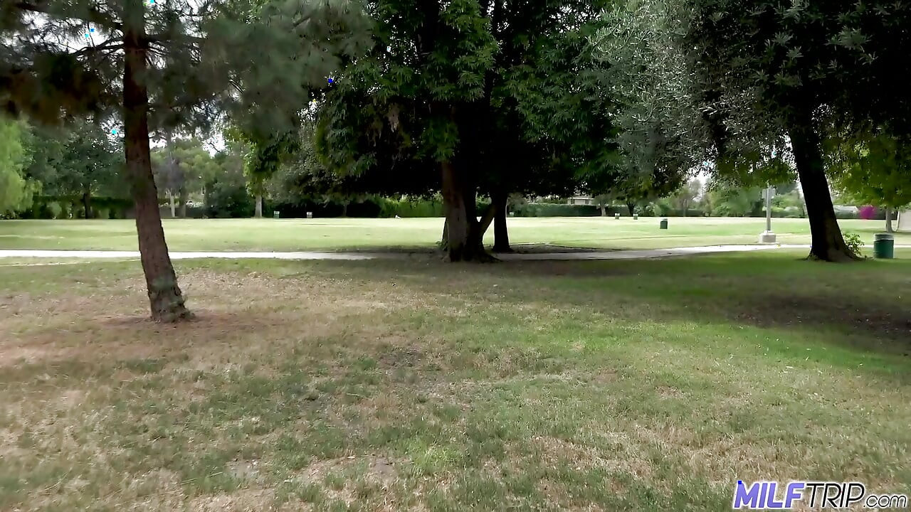 दुबली चोदने लायक मम्मी स्ट्रिपर Taylor Lane बड़े लंड की सवारी करती है