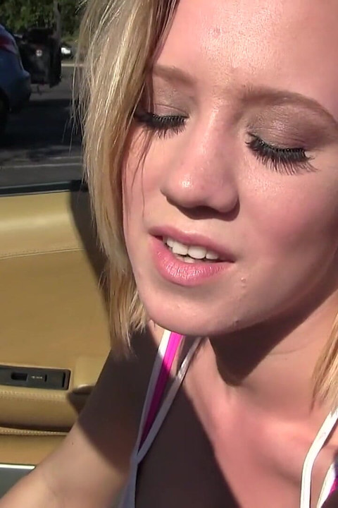 Plavuša tinejdžerka jebe se na bazenu