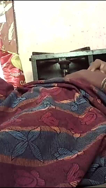 Must-see okamžik z "Indická vesnická manželka v domácnosti sexy velká prsa líbání zadku"