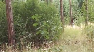 Una increíble morena de Alemania obtiene su manguito perforado al aire libre