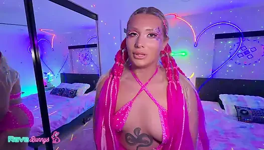 Rave Vixen Chanel Luxx раздолбит ее киску ди-джеем с большой елдой!