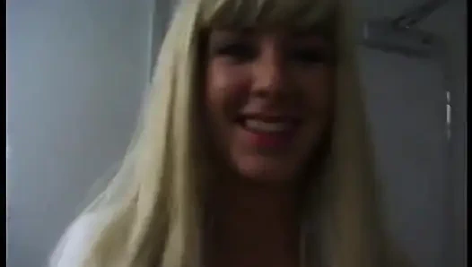 Blonde schlampe lutscht schlong im pov-video