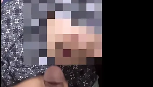 Dia mengisap dengan keras