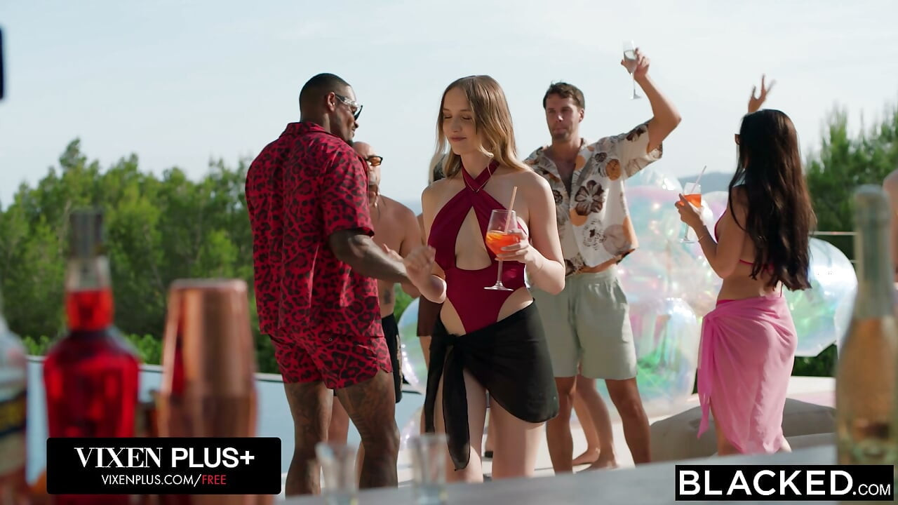BLACKED Cô bé vú to tự nhiên tóc vàng Polly Yangs bị Jason Luv đụ mạnh