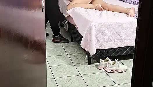 Ayah tiri membantu putri tiri melepas pakaiannya untuk tidur.