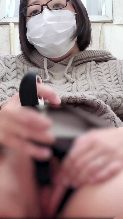 Μια παντρεμένη γυναίκα ενθουσιάζεται από τον αυνανισμό στην τουαλέτα