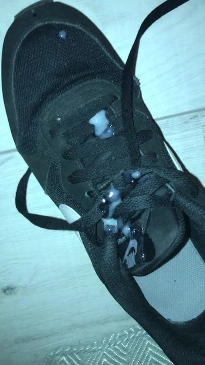 Sperma igen vid grannarnas sneakers