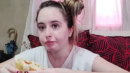 Ein omelett-sandwich mit kirschtomaten essen