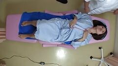 Bimbo met kleine tieten bezoekt een borstvergroting massagekliniek deel 1