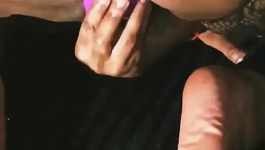 Çifte Oyuncak Göt Amcığı Ve Ayaklarıyla Oynuyor (dildo Ve Vibratör Bakış açısı)