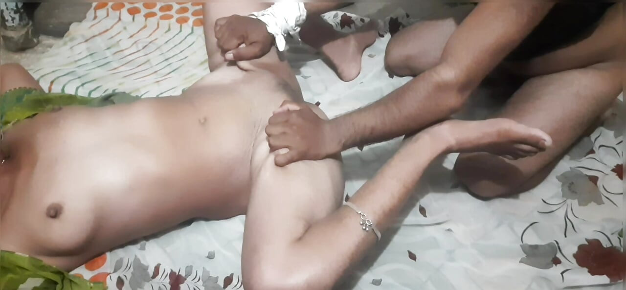 Brother-in-law brought his sister-in-law home and had sex with the marriage in the absence of the housewife, with a full romantic sexy water on his navel.