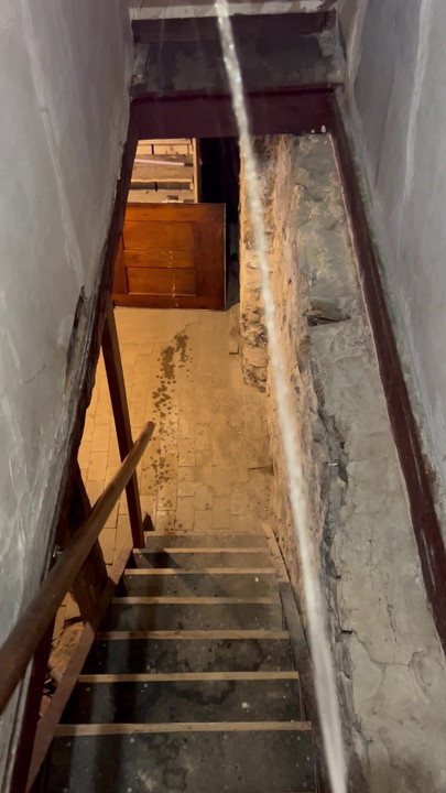 階段におしっこをして降りて