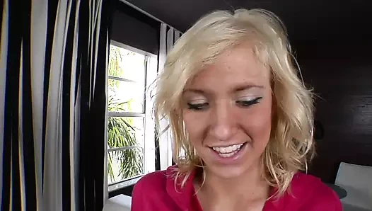 Едва достигшая возраста Ella Marie, возбужденная блондинка получает ее киску