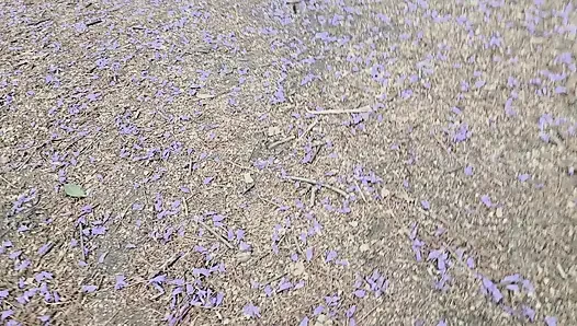 (disensor - potong - tidak ada orang di sekitar) Aku suka jalan-jalan di depan umum dengan air mani di wajahku dan memamerkan pantat besarku