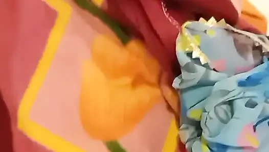 Hintli hintli tamil yaramaz evli kadın Renu'nun ateşli otel sikişi gavat kocasının önünde genç boğayla sikişiyor