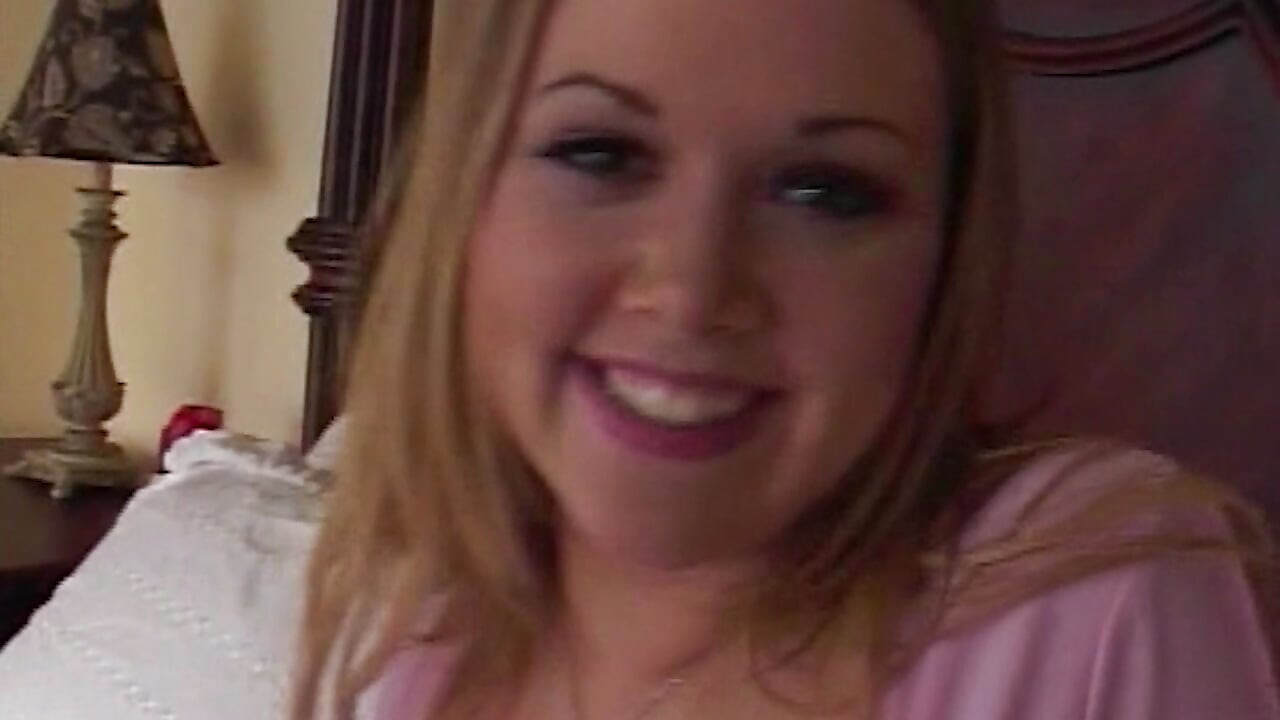 Blonde Schönheit genießt intensiven Blowjob